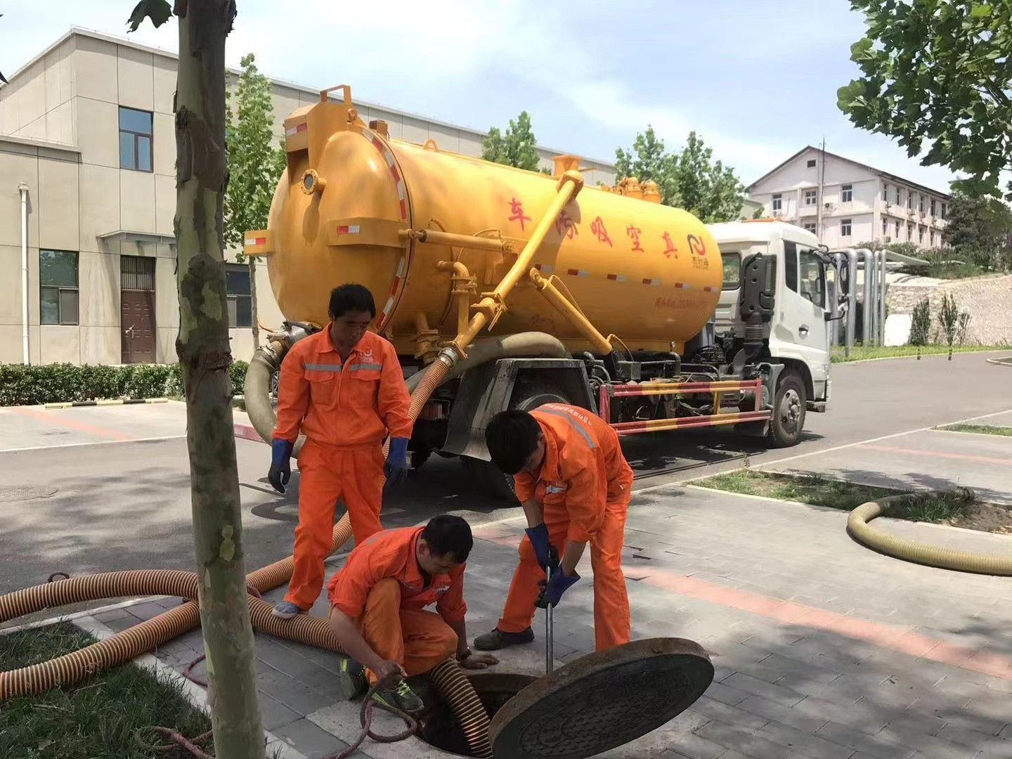 新丰管道疏通车停在窨井附近