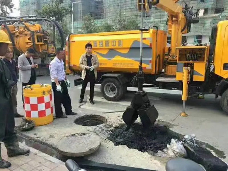 新丰街道：网格员化身“清道夫”，为民解忧疏通“堵心”化粪池