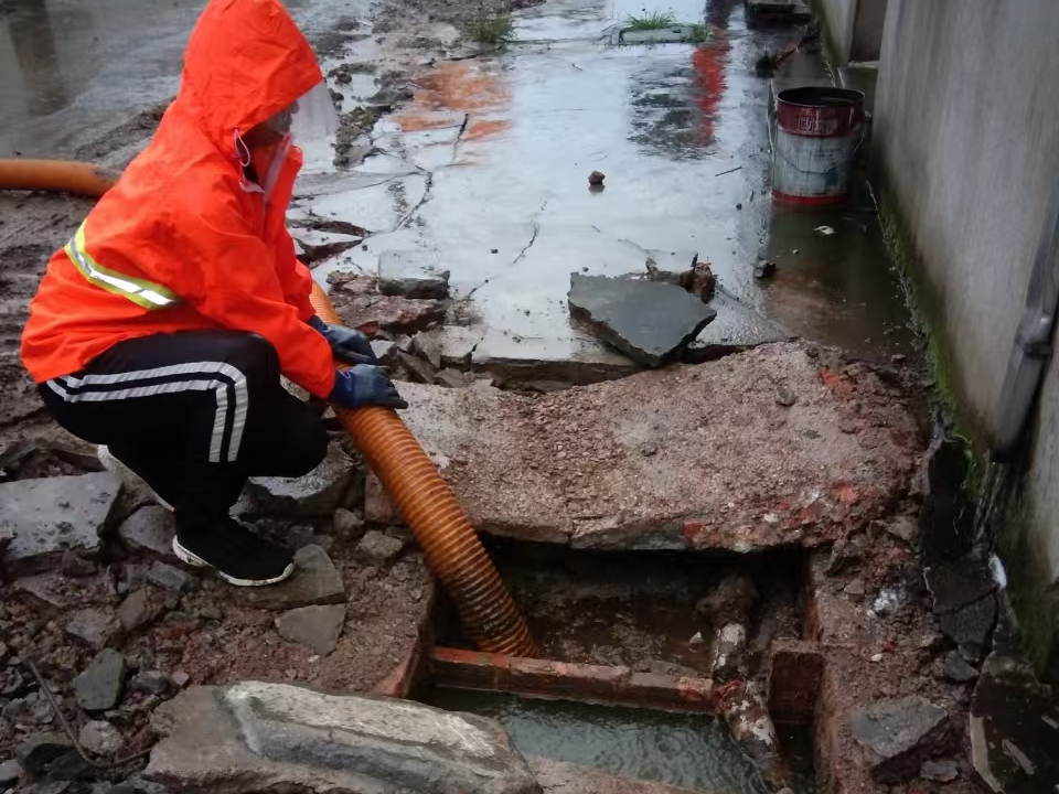 新丰专业清理污水池 炜誉市政以规范流程守护城市 “肠道”